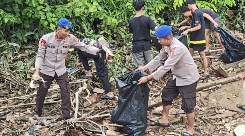 Mewujudkan lingkungan yang bersih, nyaman, asri, dan sehat. KP XVIII-2002 Ditpolairud Polda Kalteng bersama sejumlah pemuda Desa Bereng membersihkan sampah di pinggiran Sungai Kahayan, Kabupaten Pulang Pisau. Senin (3/2/2025).(dok : Ditpolairud Polda Kalteng)