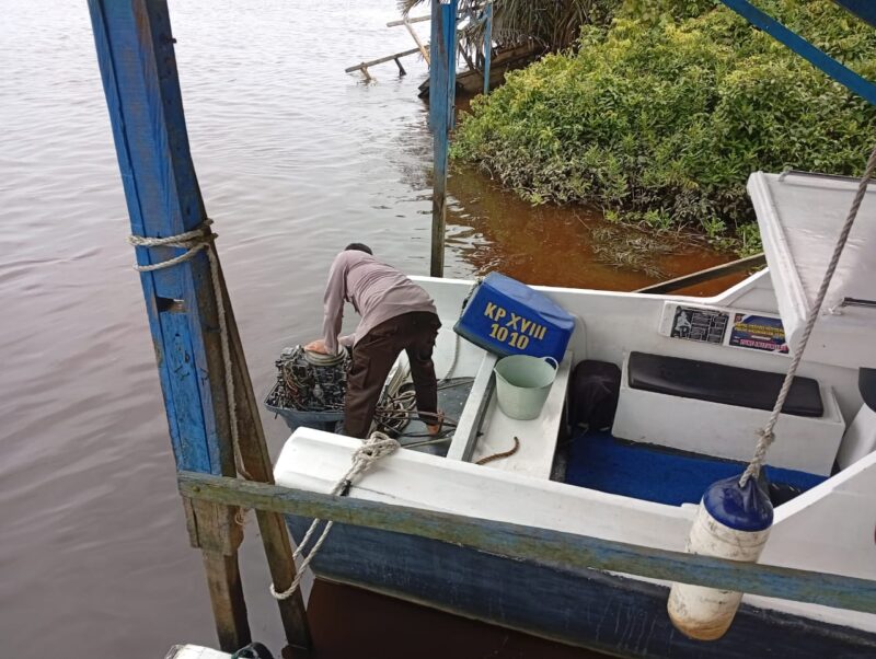 Ditpolairud Polda Kalteng melalui Mako Perwakilan Pendulangan mengecek dan membersihkan sarana apung dinas, guna  mendukung kesiapan tugas di Desa Tanjung Putri, Kabupaten Kotawaringin Barat (Kobar), Rabu, 12 Februari 2025 pagi.(dok : Ditpolairud Polda Kalteng) 
