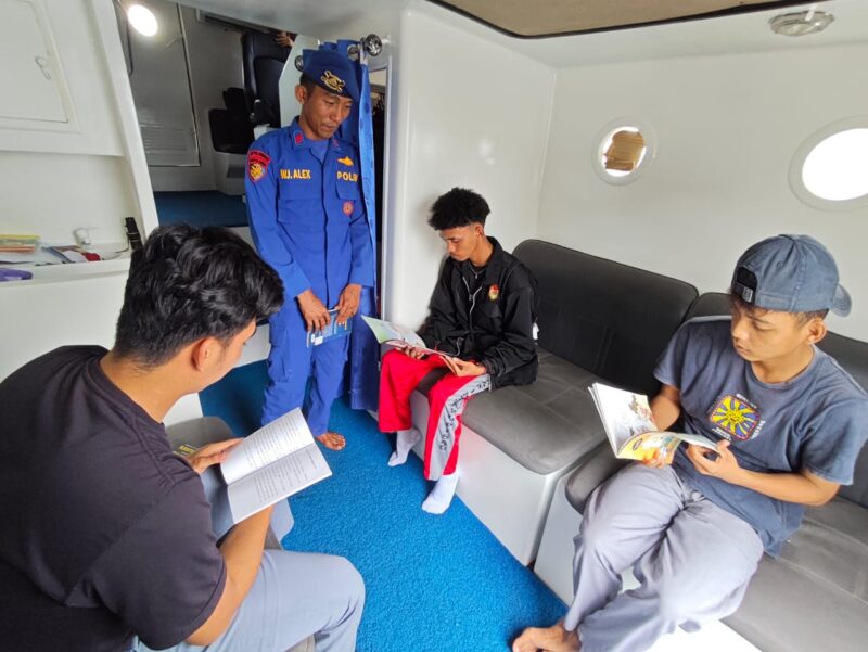 Kapal Melek Huruf (KMH) 2002 Ditpolairud Polda Kalteng, menerima kunjungan dari remaja Desa Bereng, Kabupaten Pulang Pisau, Kamis, 13 Februari 2025.(dok : Ditpolairud Polda Kalteng)