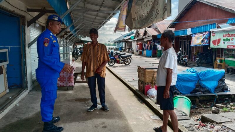 Personel Ditpolairud di wilayah Bahaur, Desa Tanjung Perawan, Kecamatan Kahayan Kuala, Kabupaten Pulang Pisau, terus memberikan imbauan kamtibmas kepada masyarakat, Minggu, 16 Februari 2025.(dok : Ditpolairud Polda Kalteng)