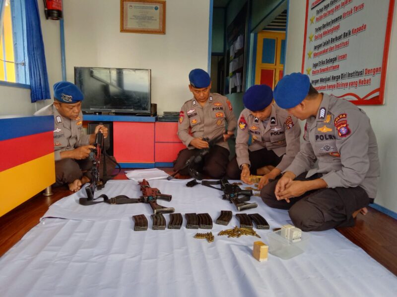 Personel Mako Perwakilan Palangkau, Ditpolairud Polda Kalteng, rutin merawat senjata api (senpi), demi optimalisasi tugas lapangan, Rabu, 19 Februari 2025.(dok : Ditpolairud Polda Kalteng)  