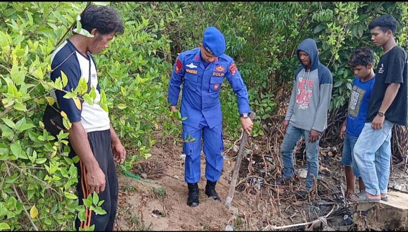 Personel Mako Perwakilan DAS Jelai, Ditpolairud Polda Kalteng, menggelar baksos membersihkan sampah di sekitar pantai We Love Jelai, Kamis, 20 Februari 2025.(dok :  Ditpolairud Polda Kalteng) 