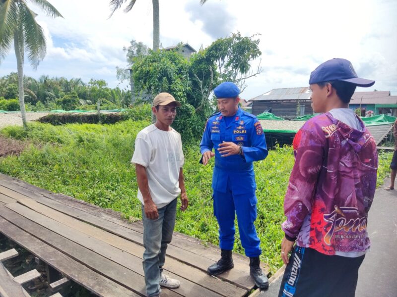 Ditpolairud Polda Kalteng melalui Mako Perwakilan Pendulangan, terus memupuk semangat nasionalisme melalui imbauan kepada masyarakat agar mewaspadai terorisme serta paham radikalisme di Desa Tanjung Putri, Kabupaten Kotawaringin Barat (Kobar), Sabtu, 22 Februari 2025 siang.(dok : Ditpolairud Polda Kalteng