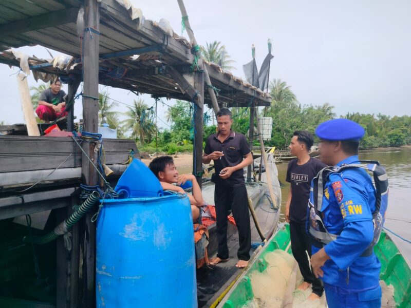 Ditpolairud Polda Kalimantan Tengah, melaksanakan Kegiatan Rutin Kepolisian yang Ditingkatkan (KRYD) destructive fishing, berupa pengawasan, patroli, dan pengecekan kapal nelayan di wilayah Perairan Sei Undang, DAS Seruyan, Selasa, 25 Februari 2025.(dok : Ditpolairud Polda Kalteng)