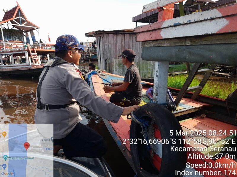 Ditpolairud Polda Kalteng melakukan patroli dan Kegiatan Rutin Yang Ditingkatkan (KRYD) KP XVlll-1004, mengingatkan warga tentang bahaya menangkap ikan dengan racun dan setrum di perairan DAS Mentaya, Kecamatan Seranau, Kalteng, Rabu, 5 Maret 2025.(dok : Ditpolairud Polda Kalteng