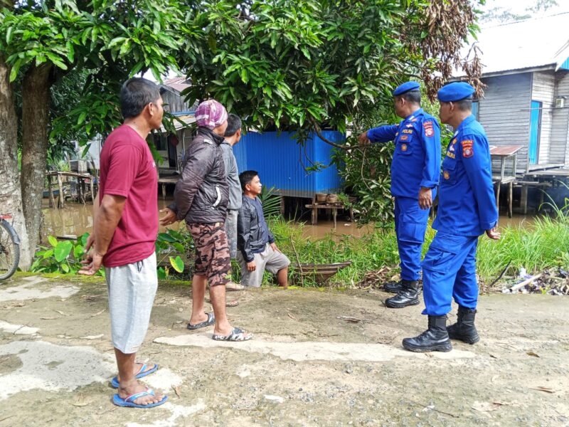 Sembari memasifkan kegiatan rutin yang ditingkatkan (KRYD), Ditpolairud Polda Kalteng melalui Mako Perwakilan Palangkau Lama, menyosialisasikan Undang-Undang Nomor 45/2009 tentang Perikanan di Kabupaten Kapuas, Kamis, 6 Maret 2025.(dok : Ditpolairud Polda Kalteng)