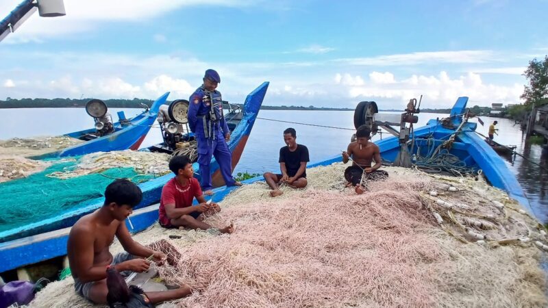 Ditpolairud Polda Kalteng dengan Kegiatan Rutin Kepolisian Yang Ditingkatkan (KYRD), melalui Personel Mako Perwakilan DAS Jelai, mengecek alat tangkap ikan milik para nelayan sekitar maupun luar, Kamis, 6 Maret 2025.(dok : Ditpolairud Polda Kalteng)  