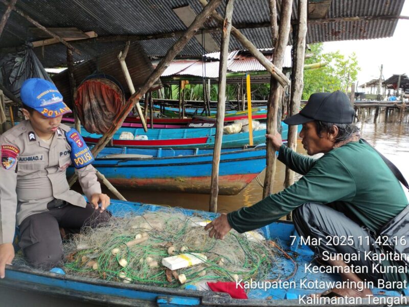 Ditpolairud Polda Kalteng melakukan Kegiatan Rutin Yang Ditingkatkan (KRYD) dan patroli KP XVlll-2004, serta memberitahu warga Kumai tentang bahaya destructive fishing di perairan DAS Kumai, Kabupaten Kobar, Kalteng, Jumat, 7 Maret 2025.(ist : Ditpolairud Polda Kalteng)  