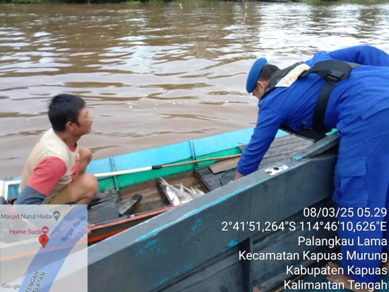 Ditpolairud Polda Kalteng, kembali mengadakan sosialisasi tentang bahaya destructive fishing kepada masyarakat pesisir, khususnya para nelayan di Kecamatan Kapuas Murung, Kabupaten Kapuas, Sabtu, 8 Maret 2025.(ist/ Ditpolairud Polda Kalteng) 