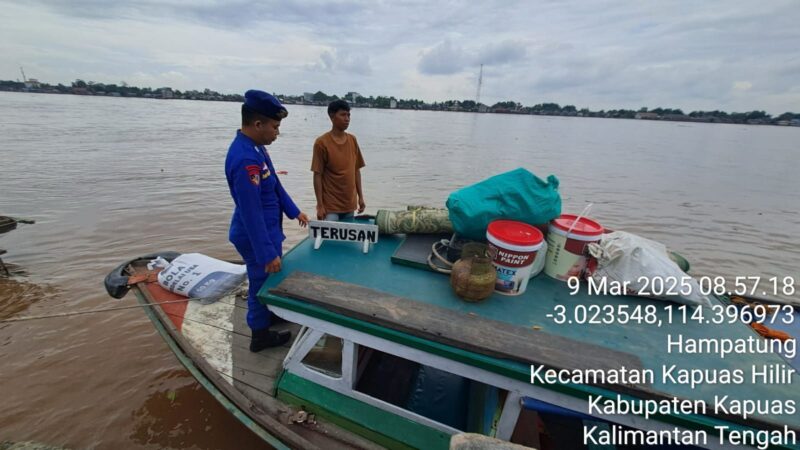 Demi menerapkan metode penangkap ikan yang ramah lingkungan, Ditpolairud Polda Kalteng melakukan kegiatan rutin patroli, berupa pengawansan dan pencegahan praktik destructive fishing di DAS Kapuas, Minggu, 9 Maret 2025.(ist/Ditpolairud Polda Kalteng)  