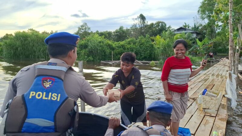 Kapal Polisi (KP) XVIII-2005, Ditpolairud Polda Kalteng, membagikan takjil ke masyarakat sekitar DAS Mentaya, Kabupaten Kotim, Senin, 10 Maret 2025.(ist : Ditpolairud Polda Kalteng)
