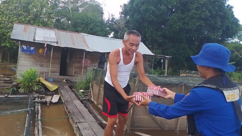 Personel Kapal Polisi XVIII-2001 Ditpolairud Polda Kalteng, berbagi berkah  ramadhan di bantaran Sungai Barito wilayah Buntok kota, Kabupaten Barsel, Kalteng, Selasa, 11 Maret 2025.(ist/Ditpolairud Polda Kalteng) 