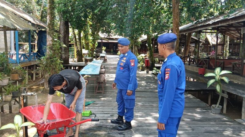 Menjaga situasi keamanan dan ketertiban masyarakat (kamtibmas)  kondusif, personel Marnit Palangkaraya Ditpolairud Polda Kalteng, melakukan sambang dialogis kepada wisatawan untuk memberikan imbauan, Sabtu, 15 Maret 2025.(ist : Ditpolairud Polda Kalteng) 