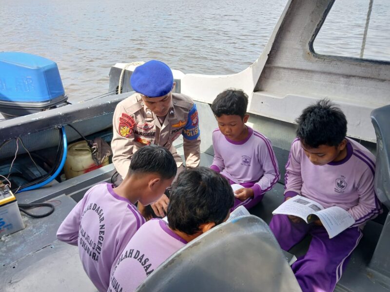 Ditpolairud Polda Kalteng, Personel Mako Perwakilan DAS Jelai, menerima kunjungan para pelajar untuk membaca di perpustakaan terapung, Kabupaten Sukamara, Minggu 16 Maret 2025.(ist/Ditpolairud Polda Kalteng) 