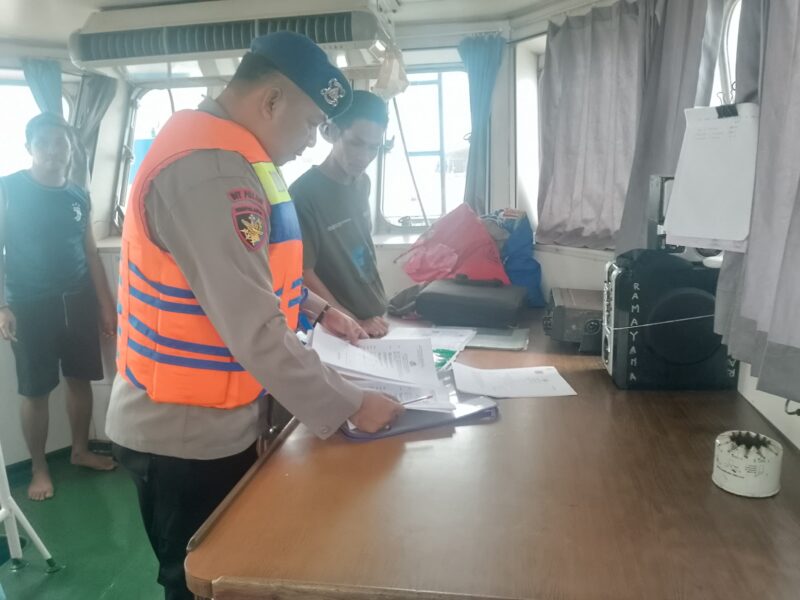 Ditpolairud Polda Kalteng melalui Kapal Polisi XVIII-1017, memberikan imbauan supaya berhati-hati kepada seluruh kru  kapal yang melintasi DAS Kahayan Bahaur di Desa Tanjung Perawan, Kecamatan Kahayan Kuala, Kabupaten Pulang Pisau, Kalteng, Senin  17 Maret  2025.(ist  Ditpolairud Polda Kalteng) 