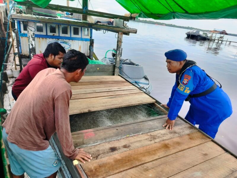Personel Ditpopairud Polda Kalteng, kembali mengigatkan tentang bahaya destructive fishing lewat edukasi masyarakat atau binmas kepada warga di DAS Kumai Desa Kapitan, Kabupaten Kotawaringin Barat, Kalimantan Tengah, Sabtu, 22 Maret 2025.(ist : Ditpolairud Polda Kalteng)