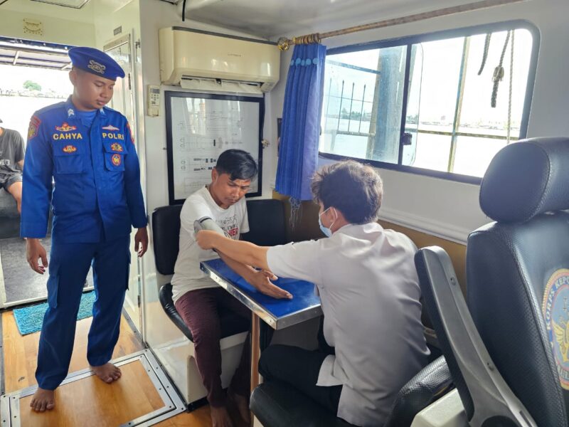 Kapal Polisi XVIII -2007 disulap menjadi perpustakaan dan klinik terapung di DAS Kapuas, Kabupaten Kapuas, Kalimantan Tengah, Sabtu (22/3/2025).(ist : Ditpolairud Polda Kalteng) 