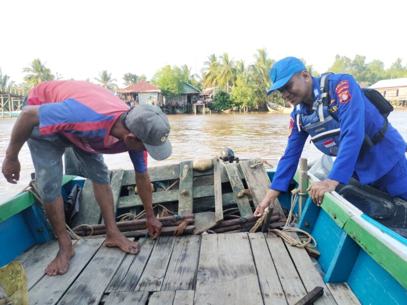 Ditpolairud Polda Kalteng melalui personel Mako Perwakilan Batanjung, melaksanakan KRYD edukasi dan penyuluhan atau binmas tentang bahaya destructive fishing  kepada masyarakat di bantaran DAS Kapuas, Palangkau Lama, Kabupaten Kapuas, Kalimantan Tengah, Minggu, 23 Maret 2025.(ist : Ditpolairud Polda Kalteng)  