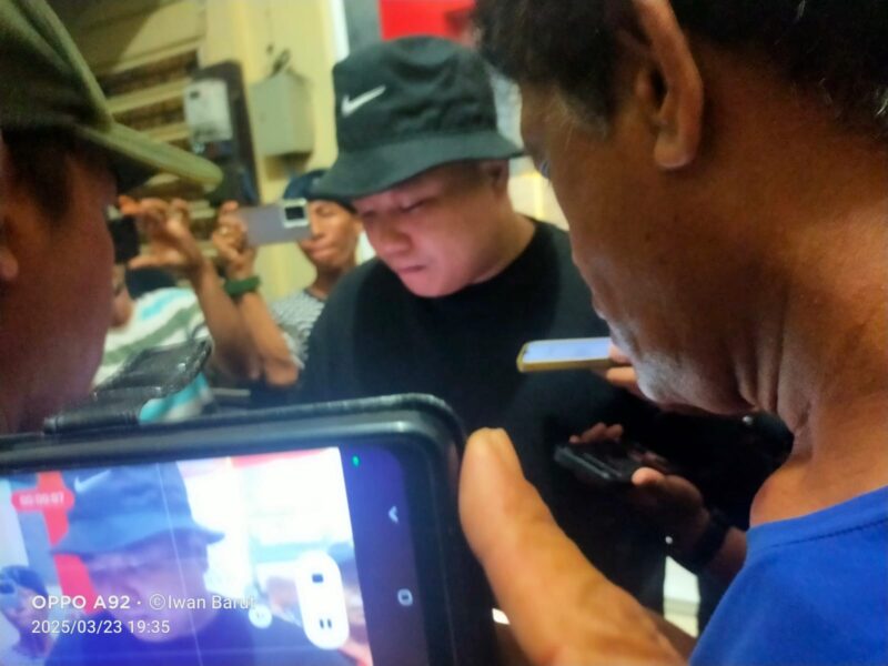 Polres Barito Utara menyampaikan keterangan pers tentang penetapan tiga tersangka tindak pidana pemilihan, Minggu, 23 Maret 2025 malam.(tegaklurus.net/Melki)  