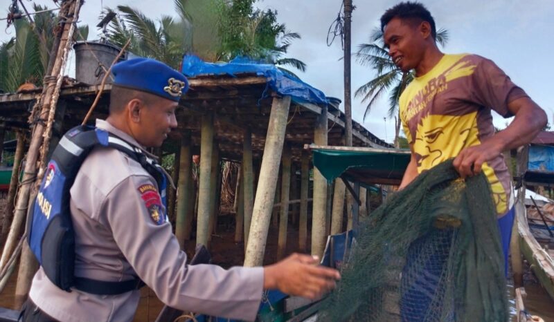Ditpoairud Polda Kalteng melalui personel Mako Perwakilan Batanjung melaksanakan kegiatan (KRYD) edukasi dan penyuluhan atau binmas, sehingga masyarakat pajam bahaya destructive fishing di di bantaran DAS Kapuas, Palangkau Lama, Kabupaten Kapuas, Kalteng, Senin, 24 Maret 2025.(ist : Ditpolairud Polda Kalteng) 