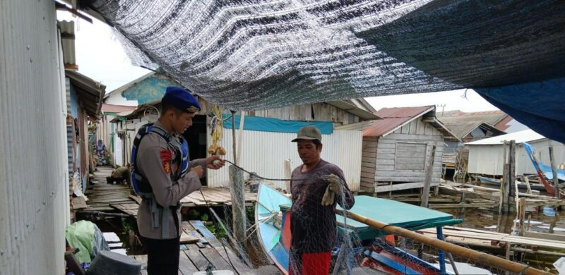 Dalam upaya melindungi ekosistem laut dari praktik penangkapan ikan yang merusak (destructive fishing), patroli Ditpolairud Polda Kalteng dilakukan di perairan  DAS Jelai, Keluarahan Kuala Jelai, Kecamatan Jelai, Kabupaten Sukamara, Kalteng, Senin, 24 Maret 2025.(ist : Ditpolairud Polda Kalteng) 