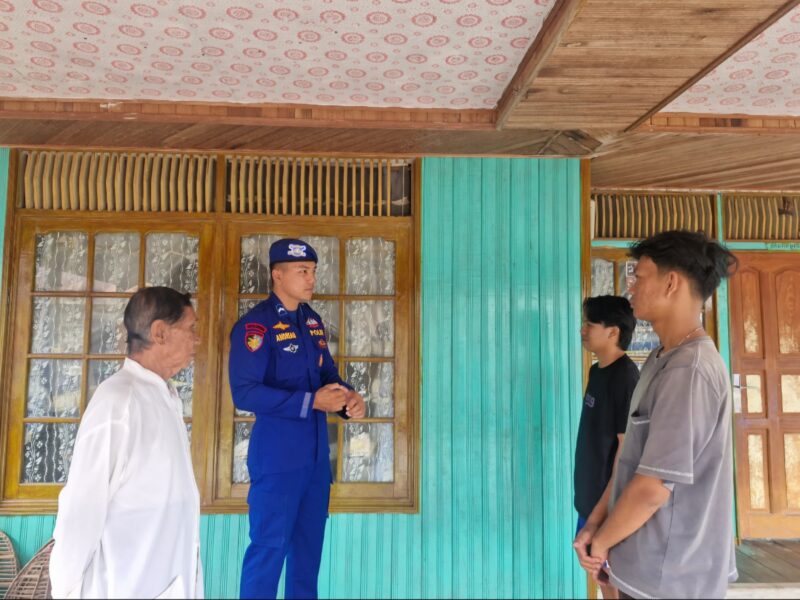 Personel Marnit Palangkaraya Ditpolairud Polda Kalteng, menyampaikan pesan-pesan kamtibmas tentang bahaya narkoba kepada warga Palamgkaraya, Selasa, 25 Maret 2025.(ist : Ditpolairud Polda Kalteng) 