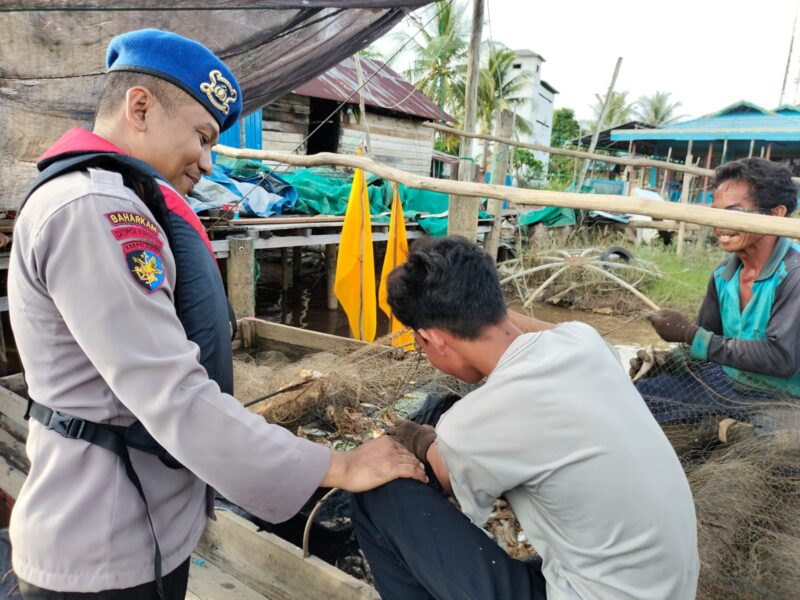 Ditpolairud Polda Kalteng melalui personel Mako Perwakilan Batanjung, melaksanakan kegiatan (KRYD) edukasi dan penyuluhan (binmas) bahaya destructive fishing kepada masyarakat di bantaran DAS Kapuas, Desa Ds. Batanjung Kecamatan Kapuas Kuala, Kabupaten Kapuas, Kalteng, Rabu, 26 Maret 2025.(ist/Ditpolairud Polda Kalteng)