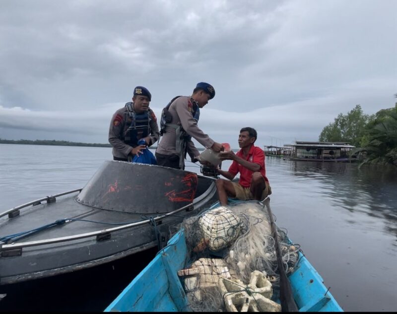 Memasuki bulan suci ramadhan 1446 H, personel Ditpolairud Polda Kalimantan Tengah yang bertugas di KP XVIII-2004 DAS Kumai membagikan bansos kepada Masyarakat Pesisir di Desa Kumai Hilir, Kecamatan Kumai Kabupaten Kobar, Kalteng, Jumat, 28 Maret 2025.(ist : Ditpolairud Polda Kalteng)