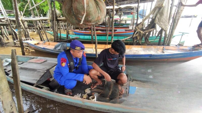 Ditpolairud Polda Kalteng diwakili personil KP XVlll-2004 melaksanakan patroli (KRYD) di perairan DAS Kumai, Kabupaten Kobar, Kalteng. sekaligus melakukan penyuluhan kepada masyarakat pesisir mengenai bahaya destructive fishing, Minggu, 30 Maret 2025.(ist : Ditpolairud Polda Kalteng)  