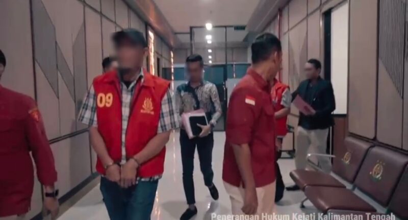 Tersangka dugaan tipikor pemberian Surat Izin Usaha Pertambangan di Kabupaten Barito Utara.(dok : Kejati Kalteng) 
