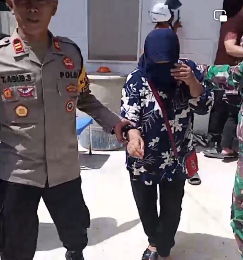 Salah seorang yang digerebek berkaitan dengan dugaan money politik di sebuah rumah di Jalan Simpang  Pramuka II, Muara Teweh, Kabupaten Barito Utara, Jumat, 14 Maret 2025 siang.(tegaklurus.net/Melki)  