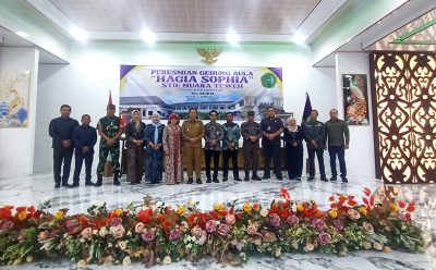Pembina Yayasan Batara yang juga Ketua Komisi III DPRD Barito Utara Tajeri  bersama Pj Bupati Muhlis, Forkopimda KPD, Wakil Ketua II DPRD Hj Henny Rosgiaty Rusli, Ketua Yayasan Batara Sofia, dan para tamu undangan, usai peresmian aula Hagia Sofia STIE Muara Teweh, Selasa, 21 Januari 2025.(ist : tegaklurus.net) 