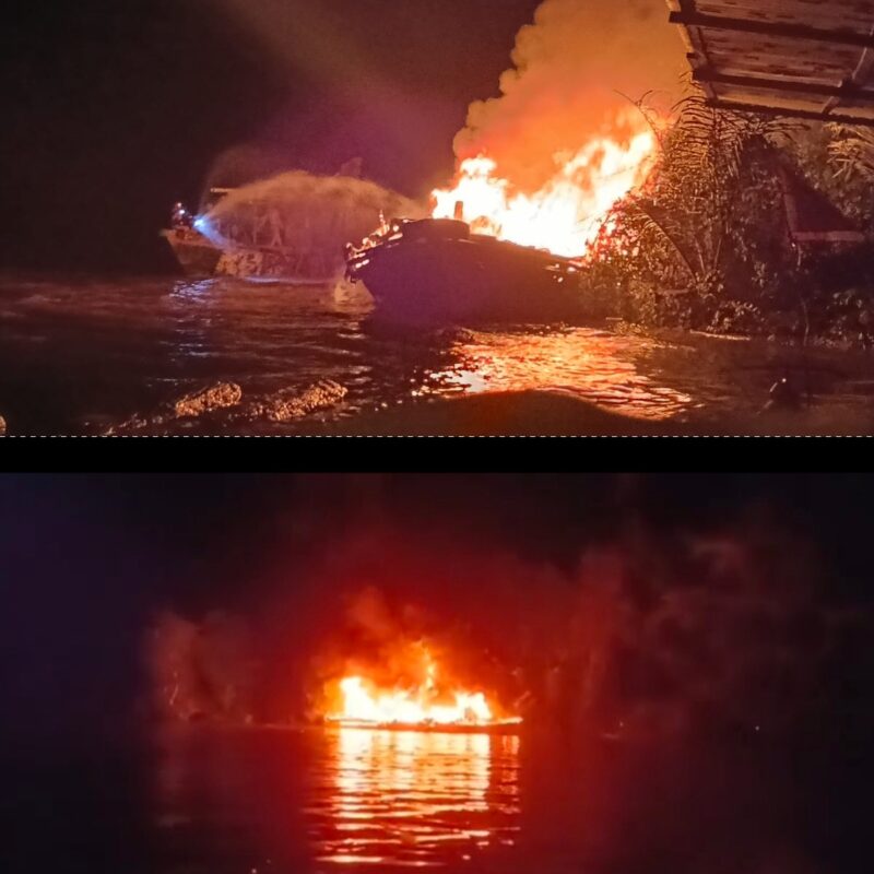 Kapal dagang yang disebut warga Kapal H Kani, terbakar di Sungai Barito, wilayah Kelurahan Tumpung Laung, Kecamatan Montallat, Kabupaten Barito Utara, Kalimantan Tengah, Sabtu, 12 April 2025 sekitar pukul 21.00 WIB.(ist/Polsek Montallat)  