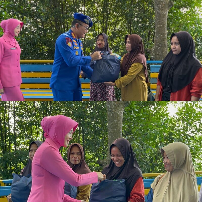 Dirpolairud Polda Kalteng Kombes Pol Dony Eka Putra dan Ketua Bhayangkari Ranting Ditpolairud, menunjukkan kepedulian sosial dengan membagikan bantuan sosial (bansos) kepada masyarakat di kawasan Marnit Kumai, Kabupaten Kotawaringin Barat, Kalimantan Tengah, Sabtu, 19 April 2025.(Ditpolairud Polda Kalteng/ist)