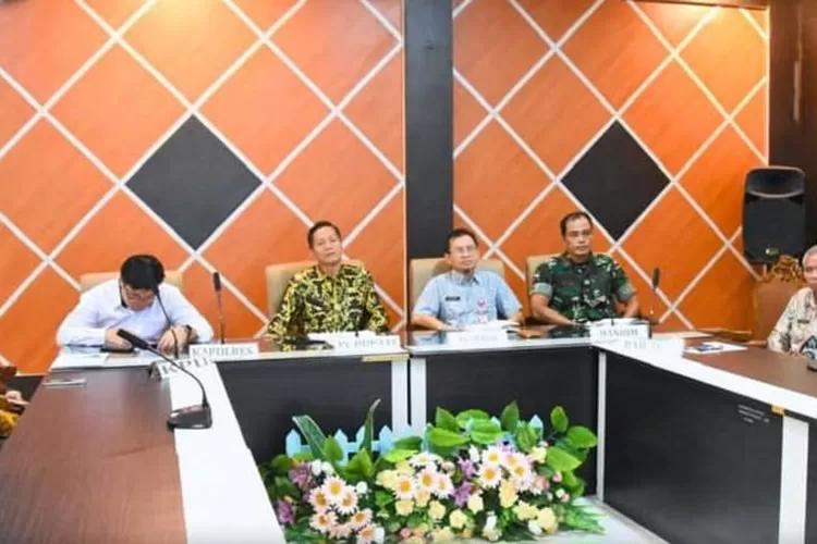 Pj Bupati Barito Utara, Muhlis beserta unsur forkopimda dan pihak terkait, mengikuti rapat koordinasi (rakor) melalui zoom bersama Kementerian Dalam Negeri (Kemendagri) untuk membahas kesiapan Pemungutan Suara Ulang (PSU) yang akan dilaksanakan pada Sabtu tanggal 22 Maret 2025.(ist/Diskominfosandi Barito Utara) 