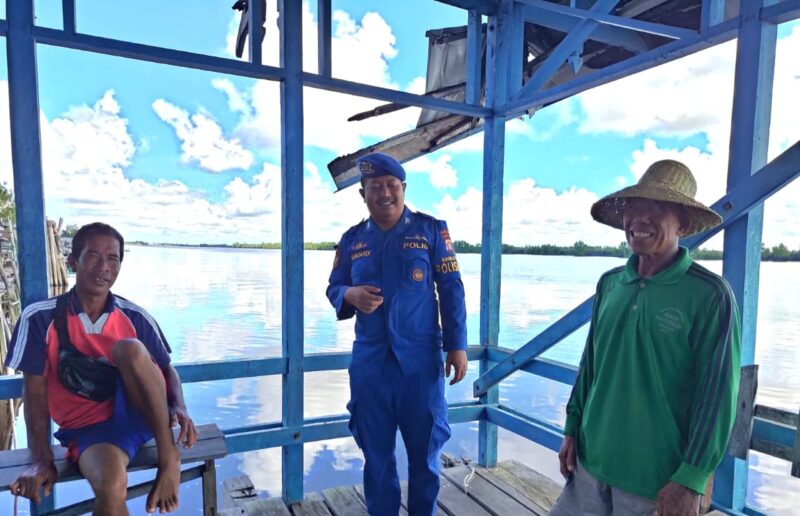 ABK Kapal Patroli XVIII-1002 Mako Perwakilan Pegatan DAS Katingan Ditpolairud Polda Kalteng, melaksanakan patroli di Pelabuhan Pegatan Hilir, Kecamatan Katingan Kuala, Kabupaten Katingan, Kalteng. Selasa, 1 April 2025.(ist : Ditpolairud Polda Kalteng) 