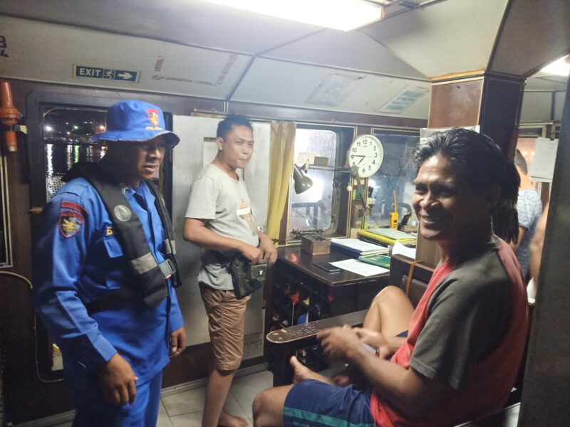 Ditpolairud Polda Kalteng jajaran Kapal Polisi (KP) XVIII-2006, mengingatkan kepada awak kapal soal bahaya narkoba di Pelabuhan Bagendang Daerah Aliran Sungai (DAS) Mentaya, Kabupaten Kotawaringin Timur, Kalteng, Kamis 3 April 2025 pagi.(ist :  Ditpolairud Polda Kalteng) 