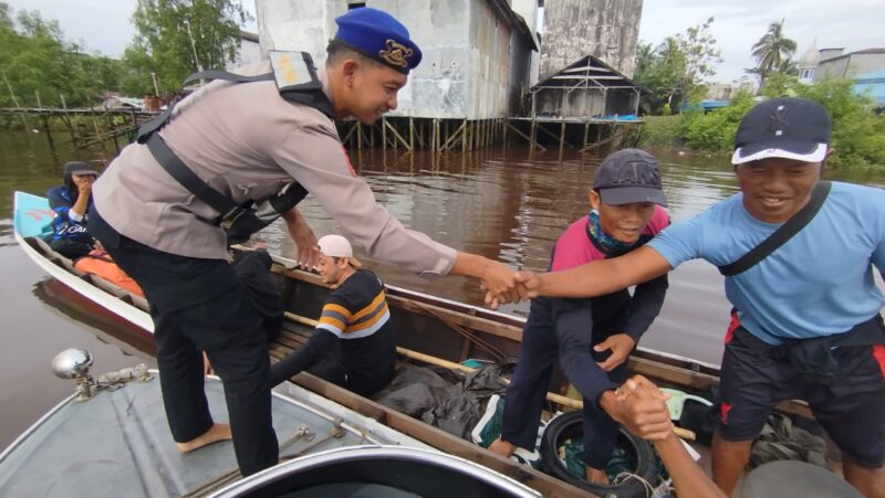 Ditpolairud Polda Kalteng melalui Mako Perwakilan Samuda, menjalin komunikasi intensif dengan para nelayan di Samuda, Kabupaten Kotawaringin Timur (Kotim), Kalteng, Jumat (4/4/2025) siang.(ist : Ditpolairud Polda Kalteng)