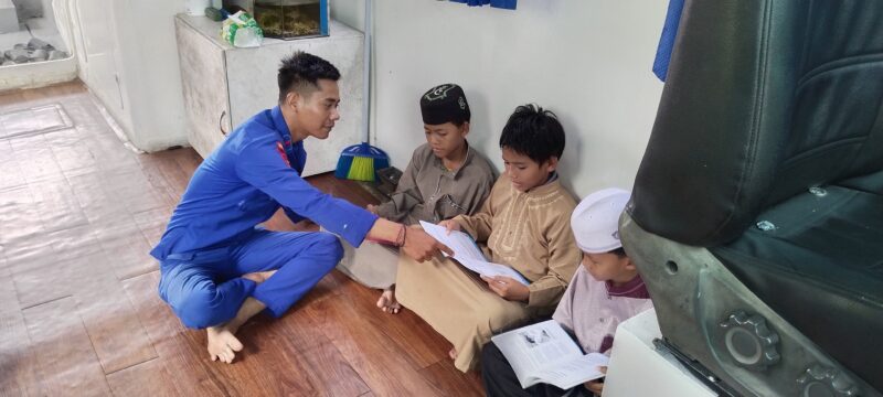 Kapal Melek Huruf (KMH) KP XVIII-2001 Ditpolairud Polda Kalteng membantu dunia pendidikan, terkhusus kepada anak-anak yang berada di bantaran DAS Barito, Kabupaten Barsel, Kalteng, Sabtu 5 April 2025.(ist : Ditpolairud Polda Kalteng)