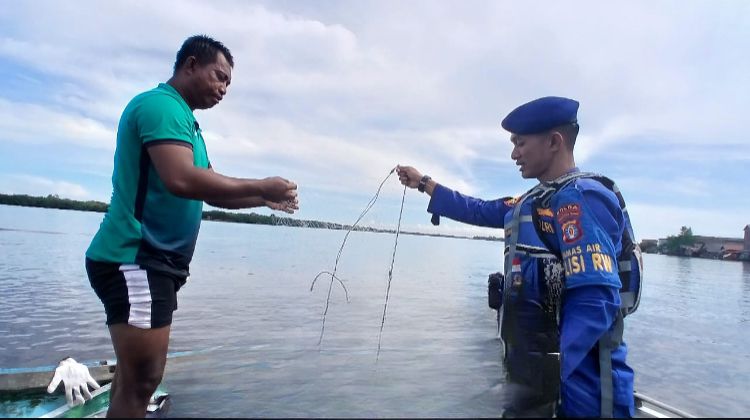 Demi menjaga ekosistem laut dari praktik penangkapan ikan yang merusak (destructive fishing), patroli dilakukan Ditpolairud Polda Kalteng di DAS Jelai, Kelurahan Kuala Jelai, Kecamatan Jelai, Kabupaten Sukamara, Kalteng, Sabtu 5 April 2025.(ist : Ditpolairud Polda Kalteng)