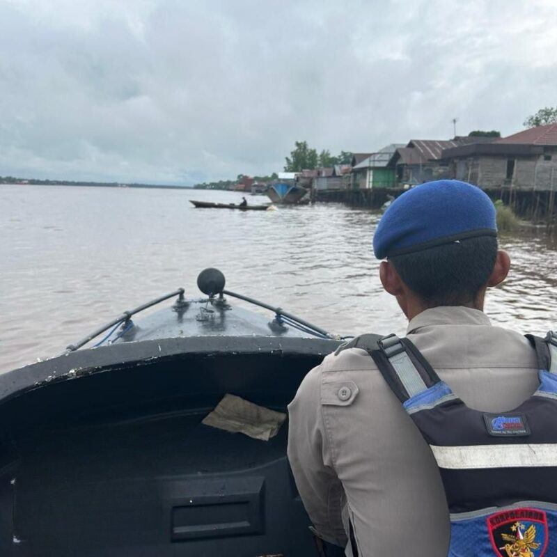 Ditpolairud Polda Kalteng  melalui KP XVlll-2002 melaksanakan patroli dan pengawasan intensif mencegah destructive fishing di Daerah Aliran Sungai (DAS) Kahayan Pulang Pisau, Desa Buntoi, Kecamatan Kahayan Hilir, Kabulaten  Pulang pisau, Kalteng, Rabu, 9 April 2025.(ist : Ditpolairud Polda Kalteng) 