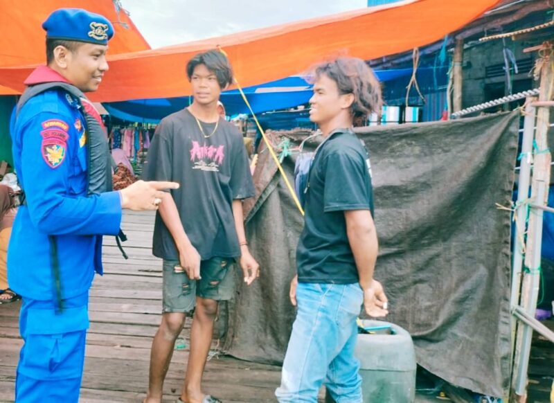 Ditpolairud Polda Kalteng melalui personel Mako Perwakilan Batanjung, melaksanakan kegiatan (KRYD) edukasi dan penyuluhan (Blbinmas) kepada masyarakat di DAS Kapuas, Palangkau Lama, Kabupaten Kapuas, Kalteng, Kamis, 10 April 2025.(ist/Ditpolairud Polda Kalteng)