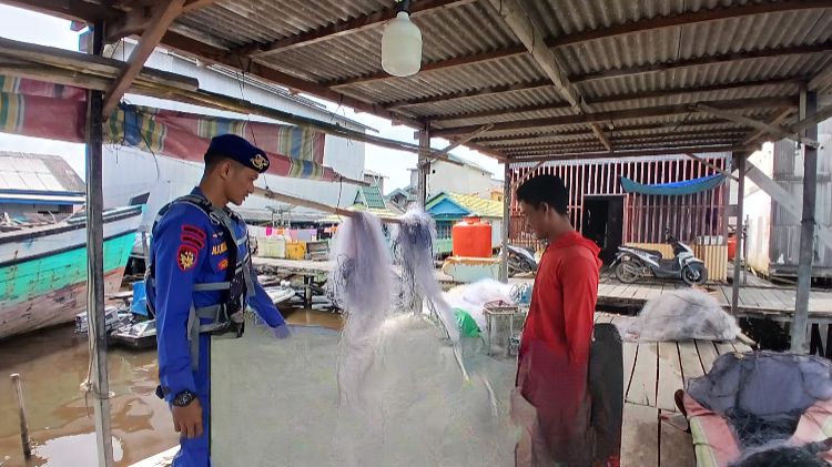 Ditpolairud Polda Kalteng berpatroli dan mengecek alat nelayan tradisional di DAS Jelai, Kelurahan Kuala Jelai, Kecamatan Jelai, Kabupaten Sukamara, Kalteng, Kamis, 10 April 2025.(ist : Ditpolairud Polda Kalteng) 