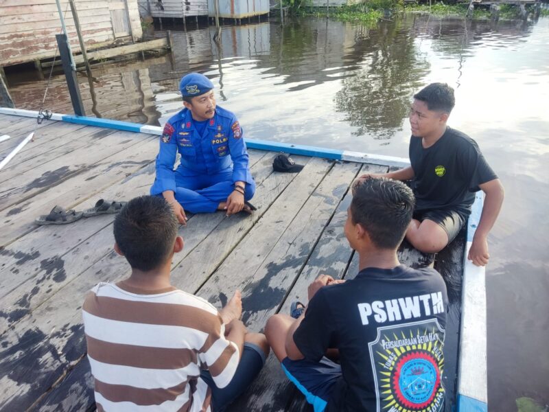 Ditpolairud Polda Kalteng melalui Mako Perwakilan DAS Arut menyambangi para pemuda yang sedang berkumpul serta memberikan imbauan agar menjauhi diri dari terorisme dan paham radikalisme di Desa Tanjung Terantang, Kabupaten Kotawaringin Barat (Kobar), Kalimantan Tengah, Sabtu, 12 April 2025 siang.(ist/Ditpolairud Polda Kalteng)  