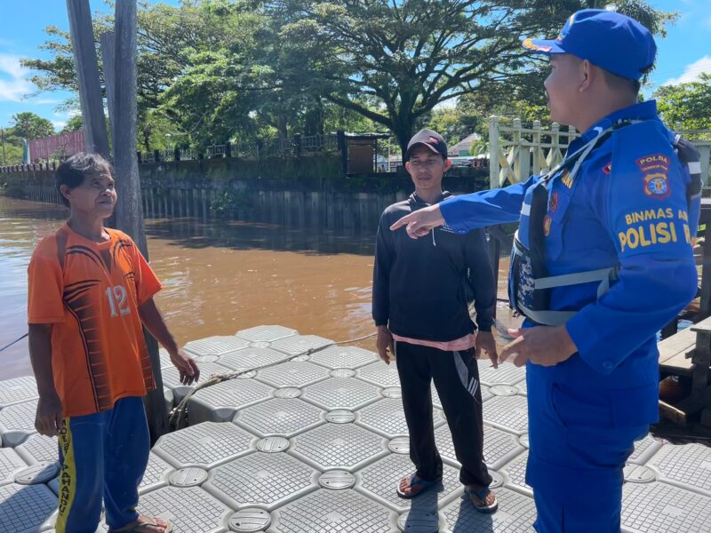 Polisi RW KP XVIII-2002 Ditpolairud Polda Kalteng aktif menyambangi warga disekitar DAS Kahayan, Kabupaten Pulang Pisau, Kalimantan Tengah, Minggu, 13 April 2025.(Dok Ditpolairud Polda Kalteng)