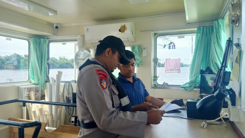 Ditpolairud Polda Kalteng memerintahkan personel Kapal Polisi XVIII - 2006 melaksanakan patroli di Daerah Aliran Sungai (DAS) Mentaya, Sampit, Kalimantan Tengah, Jumat, 18 April 2025.(Dok Ditpolairud Polda Kalteng) 