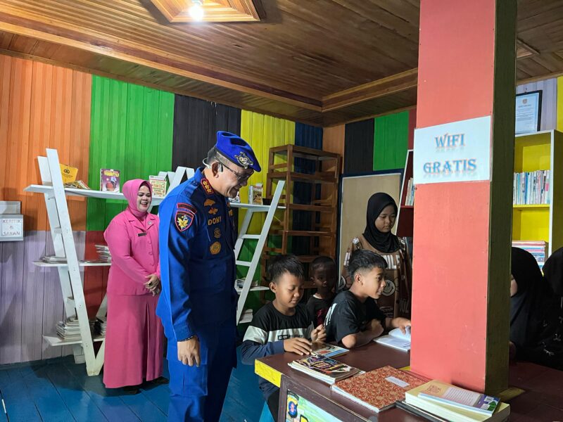 Direktur Polairud Polda Kalteng, Kombes (Pol) Dony Eka Putra beserta Ny. Lia Dony, melakukan kunjungan ke Pondok Baca yang berada di Markas Unit Marnit Kumai, Kabupaten Kotawaringin Barat, Kalimantan Tengah, Sabtu, 19 April 2025.(ist  :  Ditpolairud Polda Kalteng) 