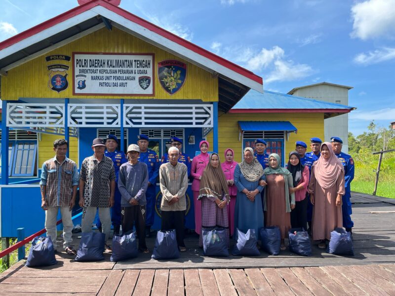 Dirpolairud Polda Kalteng Kombes Pol Dony Eka Putra beserta Ketua Bhayangkari Ranting Ditpolairud, Ny. Lia Dony, melaksanakan kegiatan bakti sosial dengan membagikan bantuan sosial (bansos) kepada masyarakat di sekitar Marnit Pendulangan, Kabupaten Kotawaringin Barat, Kalimantan Tengah, Minggu, 20 April 2025.(ist/Ditpolairud Polda Kalteng) 