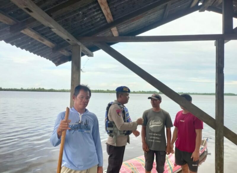 Personel Mako Perwakilan Pegatan Ditpolairud Polda Kalteng, melakukan sambang kepada warga sekitar Pegatan sekaligus memberikan imbauan kamtibmas di Kabupaten Katingan, Senin, 21 April 2025.(ist/Ditpolairud Polda Kalteng)