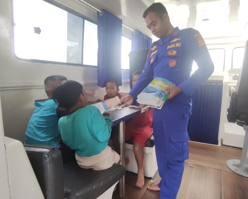 Ditpolairud Polda Kalteng  melalui jajaran Kapal Polisi XVIII-2004, menyulap kapal yang berpatroli di daerah aliran DAS Kumai menjadi perpustakaan terapung guna mendukung pendidikan anak-anak di Desa Kapitan, Kecamatan Kumai, Kabupaten Kotawaringin Kobar, Kalteng, Selasa, 22 April 2025.(ist/Ditpolairud Polda Kalteng) 